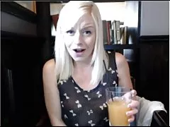 Горячая блондинка английский, воюют в пабе туалеты