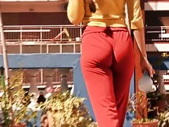 Грудастая брюнетка подросток, демонстрируя. сиськи, cameltoe