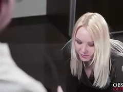 Сексуальное напряжение в воздухе в офисе