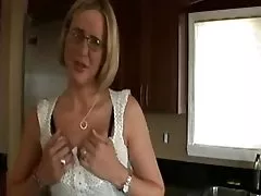 Сексуальная блондинка получает капризный на кухне