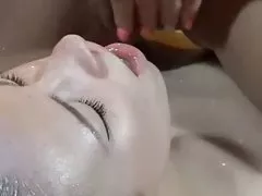 Девушка straddles друзья лицо и впрыскивает в открытый рот