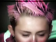 Майли Сайрус - провокационные позы для v