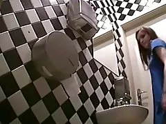 Красивые женщины в туалете 4