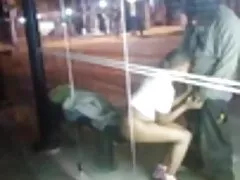 Бездомный человек, получать голову в центре города Балтимор