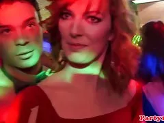 Реальный евро любитель быть трахал doggystyle в клубе