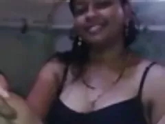 Симпатичные Андхра desi детка показывает сиськи n киска