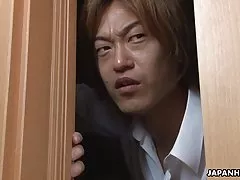 Азиатские сука получает ее мокрая киска трахал так она кончает