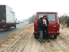 Брюнетка детка трахал на улице и сосать большой петух