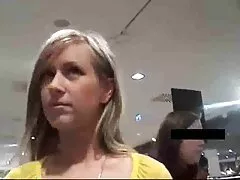 Сексуальная молодая красотка сосет и трахается в changeroom
