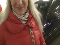 Блондинка красоты в гараже минет