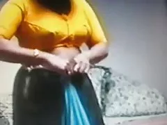 Дези индийский bhabhi, обнажая для мужей друга