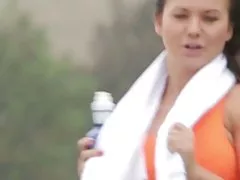 Sporty горячий маленький цыпленок роговые, как ад