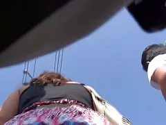 Роговой зрелые волосатые киски под юбкой