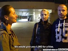 Красивая Чешская пара получает деньги для обмена gf