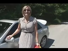 Шлюха трахается за газ