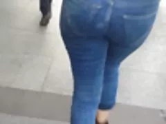 Турецкие сука узкие джинсы задницу ходьбы