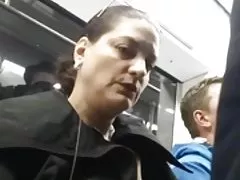 Пожилая леди любит выпуклости... она не может перестать смотреть