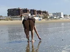Нет трусики на пляже