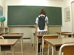 Два парня трахают Сана Анчжу плотно отверстия в классе