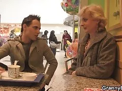 Молодой парень собирает старые блондинка и трахает ее киску жесткий