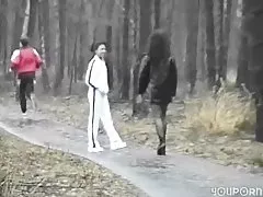 Счастливый белый парень трахает 2 черные девочки