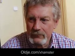 Oldman трахает горячая девушка в то время как его жена находится вне дома