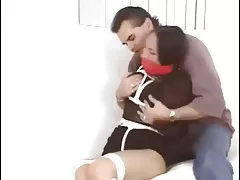 Сексуальная азиатская девушка связана, кляпом во рту и нащупал