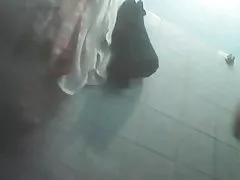 Индонезийский девушка принимает ванну
