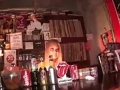 Tsubasa Красивая загорелая бармен-по packmans