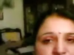 Priya тетушка показывает ее активы