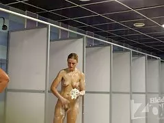 Блондинка с великолепным телом принимает душ.