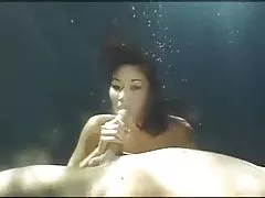 Азиатские Русалка дает подводный минет