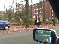 Рассматривается молодая женщина из автомобиля и рванул