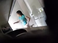 Симпатичные Сингапур girl душ