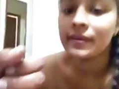 Индийский колледж девушка, наслаждаясь сосать хуй