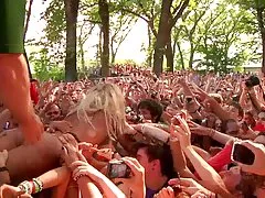 Леди Гага лизнул и нащупал во время толпы серфинг