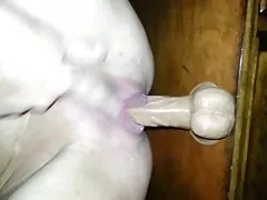 Пожилая киска брызгает
