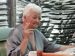 Лучшее русское порно видео онлайн Бабушка курить и перебирая ее старый влагалище