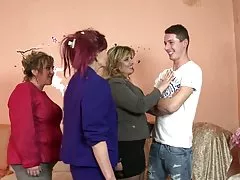 Зрелые порно видео звезд смотреть онлайн мамы принимают молодого мальчика на небеса