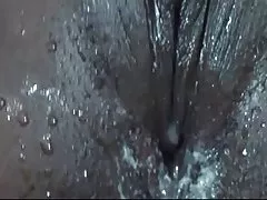 Черный цыпленок впрыскивая