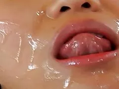 Тайваньская девочка получает ебать и лица на красной кушетке