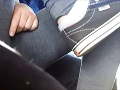 Непослушный подросток трется киску на автобусе