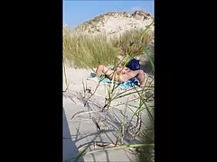 Мужчины ласкают пляж перед незнакомец