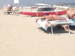 Фантастический круглая задница девушка на пляже