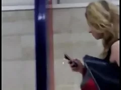 Симпатичная девушка под юбкой без трусиков