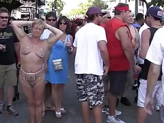 Голые в общественных 1
