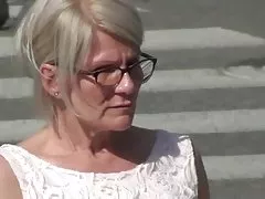 Пожилая женщина вспышка