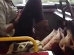 Мастурбирует на автобусе