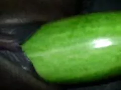 Грудастая крышка быть jolok с огурцом