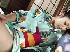 Странный hana использует бутылку для игрушек ее киску, пока она не soaki